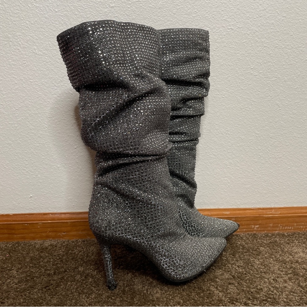 JESSICA SIMPSON SILVER RHINESTONE LAYZER SLOUCHY MID RISE 4” HEEL BOOTS SZ 8.5